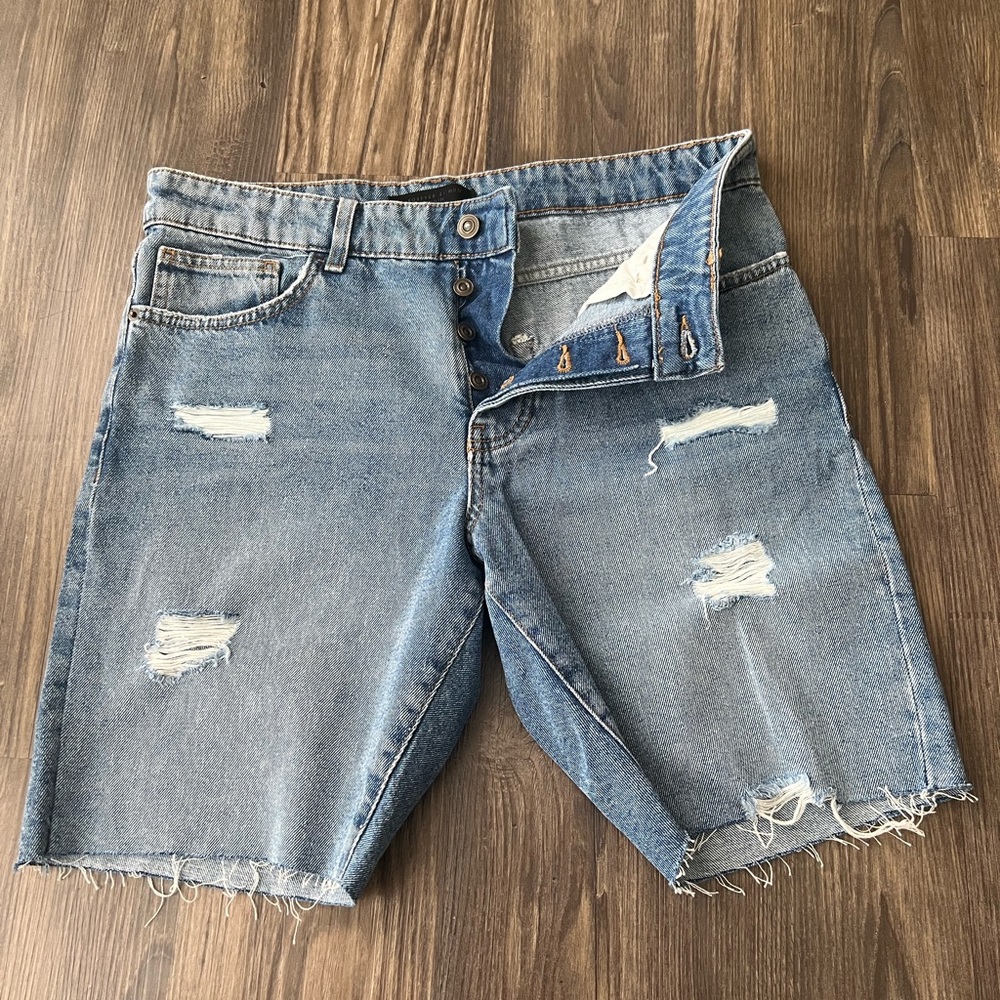 Forever 21 Men NWT Distressed Mid Rise Skinny Jean Shorts - Picture 2 of 13